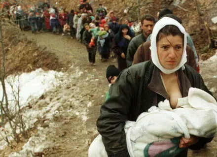 Kosovo refugee convoy, 1999. Photo: Damir Sagolj