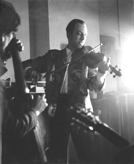 Constant playing violin, 1960, Bram Wisman