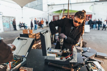 Selma Selman, Motherboards, 2023 – ongoing, performance, 150’, performance documentation at KRASS Kultur Crash Festival, Hamburg (DE), Photo: Marko Ilić