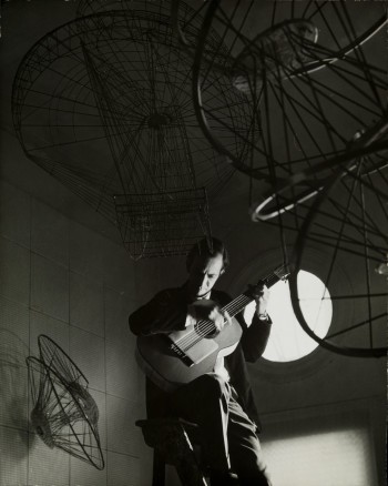  Constant gitaarspelend op een trap, temidden van zijn ruimtesculpturen, in zijn atelier Henri Polaklaan 25, A'dam, 1962, photo Aart Klein