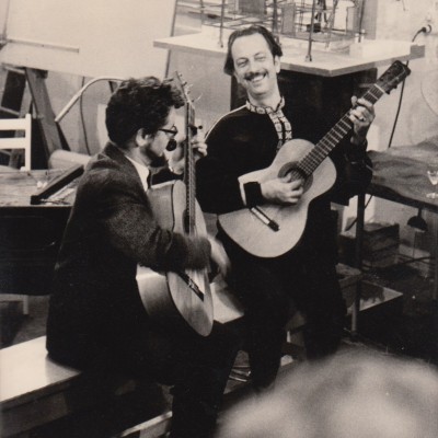 Constant and Pieter van de Staak playing the guitar, ca 1965